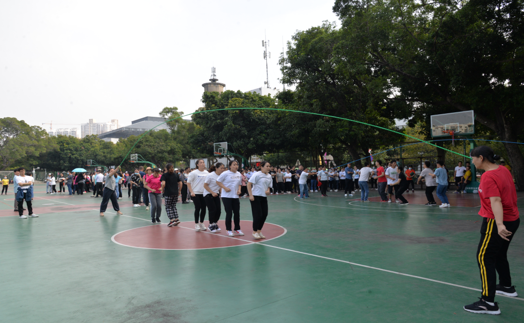 跳長繩比賽.jpg 跳長繩比賽.jpg